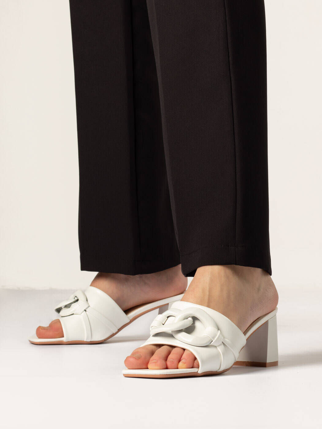 Мюлі жіночі білі екошкіра каблук літо від виробника 2M